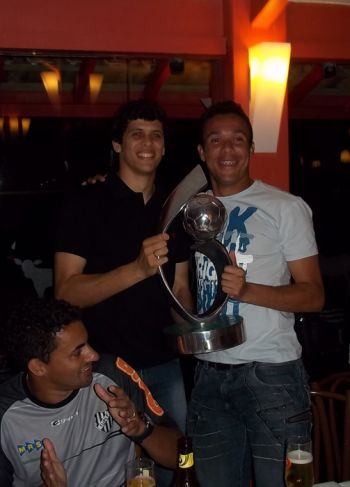 Ivan Elias/Toque de Bola/20-11-11 Luciano Ratinho, Rodrigo e Henrique com a taça da Série D