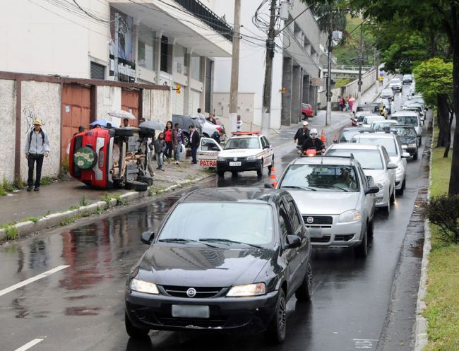 Motorista saiu do carro sozinha e tinha lesões leves