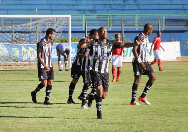 Felipe Couri/29-06-12 Alexsandro comemora o gol alvinegro