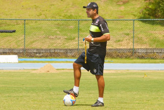 Auxiliar Lúdyo Santos quer que equipe pense no futuro