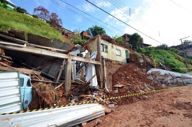 Olavo Prazeres/26-12-13 Deslizamento de terra atingiu três casas