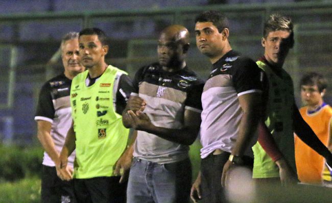 Leonardo Costa/19-02-14 Lúdyo conversa com Adê no jogo da última quarta