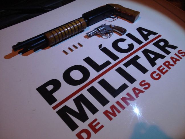 Divulgação Apreendidos revólver e simulacro de espingarda