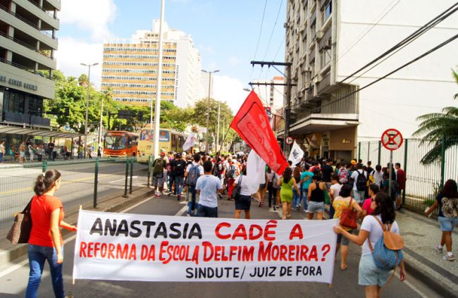 Lara Toledo/26-02-14 Manifestantes pediram ainda investimentos na estrutura das instituições