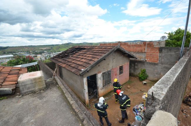 Olavo Prazeres/18-01-14 Bombeiros foram chamados e debelaram as chamas