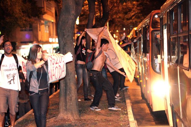 Cerca de 250 estudantes percorreram a Rio Branco e a Getúlio contra o aumento da passagem de ônibus