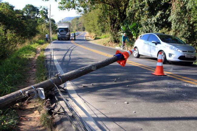 Fernando Priamo/12-07-13 Estrada está em meia pista