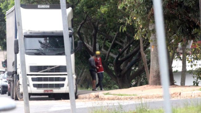 Leonardo Costa/28-10-13 Usuário não se preocupa com outros pedestres e faz uso da droga na margem do Rio Paraibuna