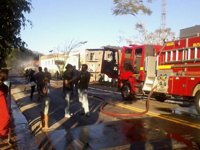 Homens do Corpo de Bombeiro de Juiz de Fora controlaram o incêndio