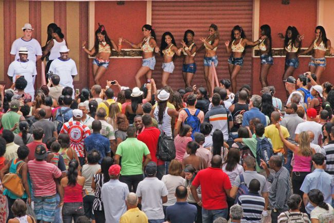 Lara Toledo/10-01-14 População parou em frente ao Cine-Theatro Central para ver a performance das candidatas