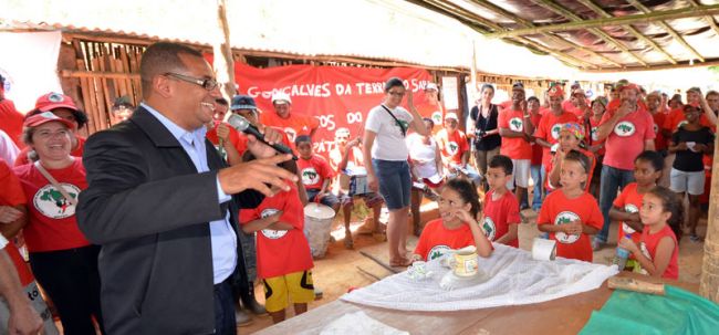Olavo Prazeres/26-01-12 Superintendente do Incra fala para as famílias