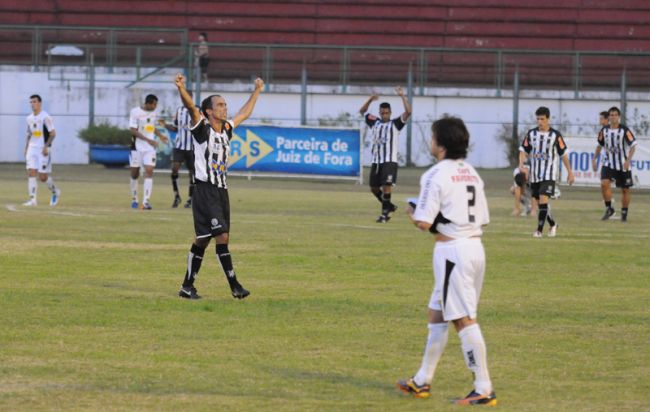 Marcelo Ribeiro/01-10-11 Henrique comemora o 4º gol do Carijó