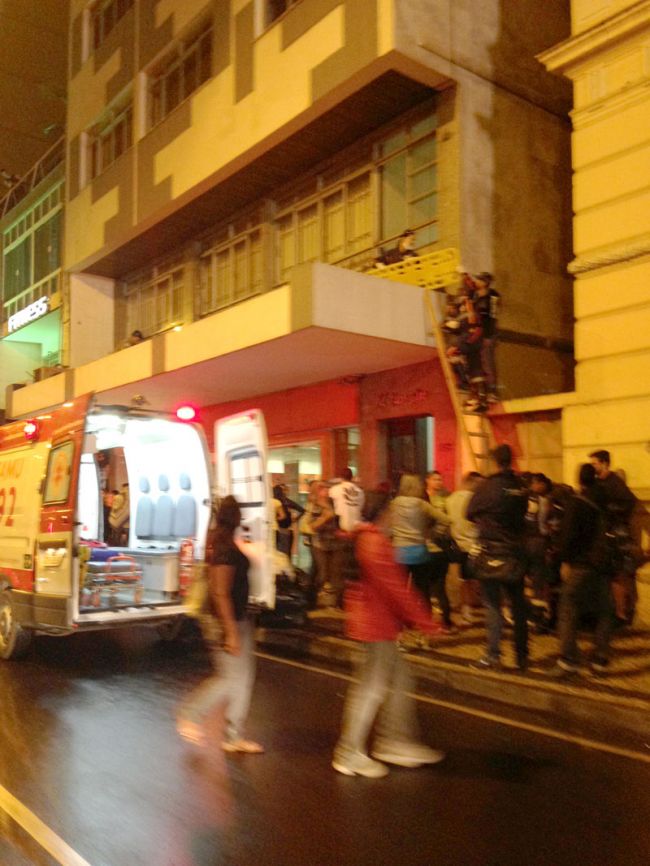 Bombeiros usaram uma escada para retirar a vítima da marquise