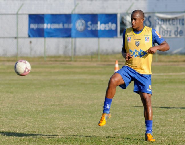 Lucas Tavares/10-09-12 Alexandro é o reforço para o ataque Carijó