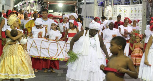 Felipe Couri/22-02-14 Afoxé Filhos de Oyá inaugurou a passarela