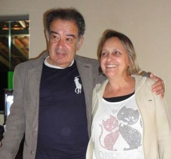 Alejandro ao lado da esposa