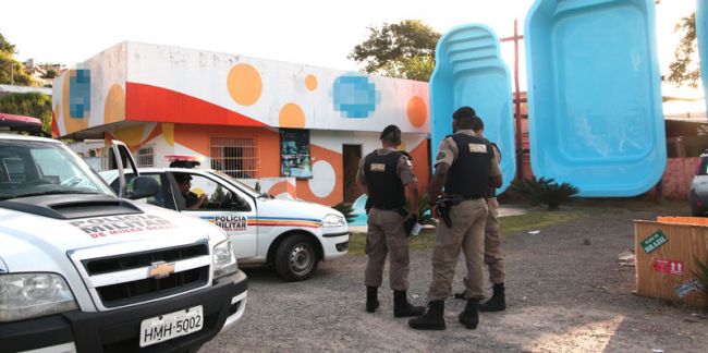 Bandidos fugiram com dinheiro, cheques e celulares
