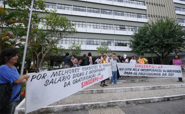 Paula Rivello/20-03-12 Trabalhadores cobram adicional à aposentadoria