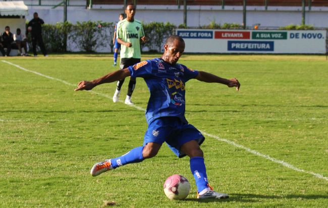 Leonardo Costa/17-06-12 Volante Léo Salino avisa: se não vencer sábado, situação carijó fica muito complicada na Série C