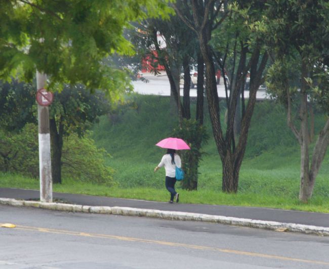 Juiz-foranos tiveram que enfrentar chuva fina nesta manhã