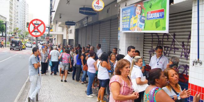 Lara Toledo/05-03-2014 Fila começou antes mesmo de as lojas abrirem