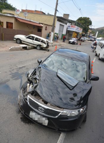 Marcelo Ribeiro/01-09-14 Cerato se envolveu em batida com Fiat Uno e ainda atingiu Chevette