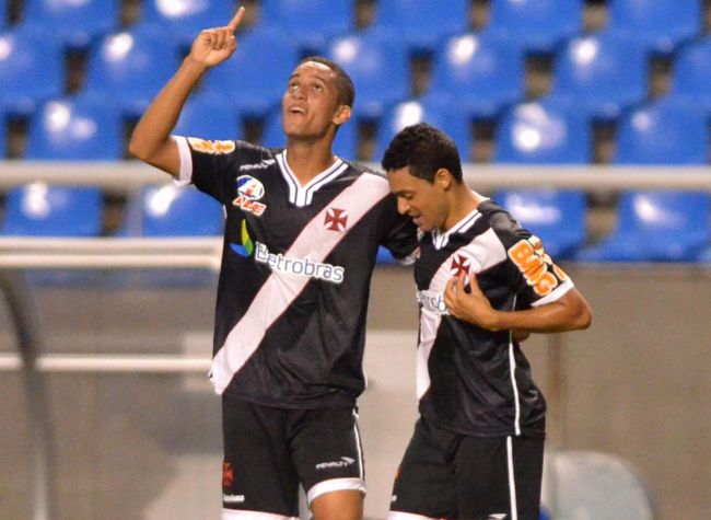 Alexandre Loureiro/Fotocom/23-04-11 Éder Luís, autor do gol, comemora com Eduardo Costa