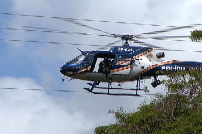 Reprodução/TV Alterosa Militar a bordo do helicóptero avistou o carro trafegando em uma estrada vicinal