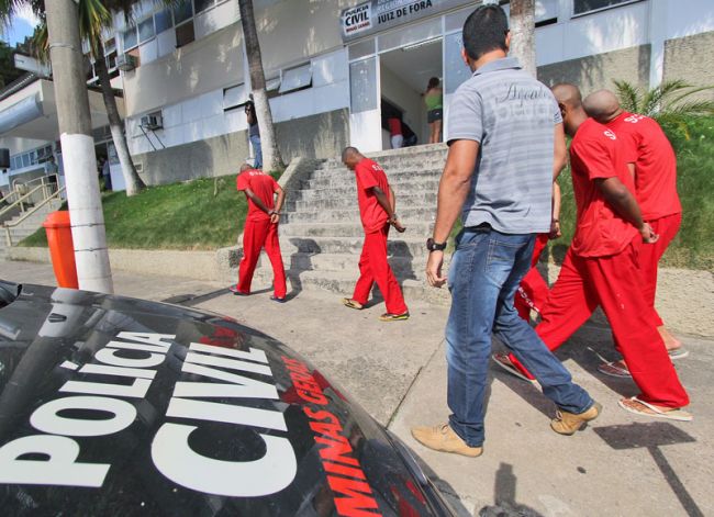 Suspeitos foram apresentados na delegacia em Santa Terezinha