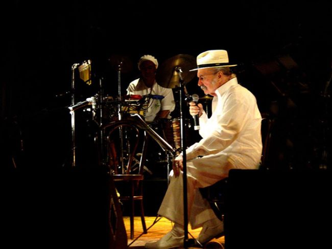 Billy Blanco em ação durante turnê recente