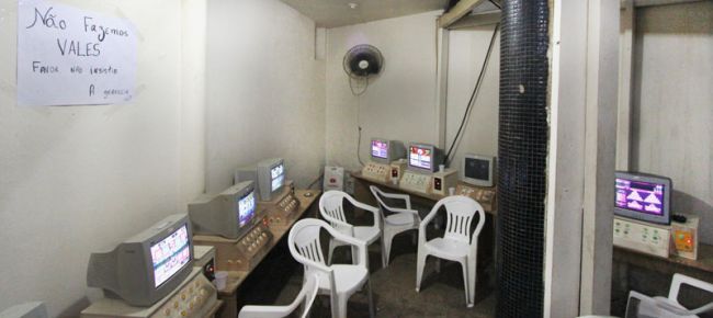 Dez máquinas caça-níqueis foram apreendidas no local