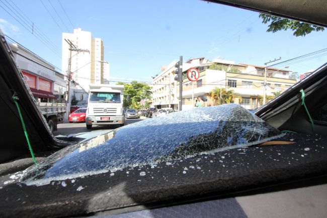 Para-choque e o para-brisa traseiros do Gol ficaram destruídos