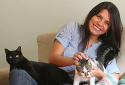 FERNANDO PRIAMO Marcelle trata as duas gatas como parte da família