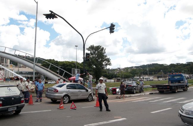 Colisão aconteceu na esquina da Brasil com R. Branco