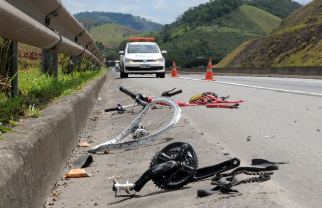 Marcelo Ribeiro/16-11-13 Bicicleta ficou destruída após acidente