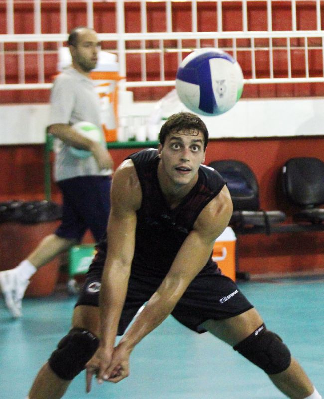 Leonardo Costa/30-01-12 O ponteiro Rafael Baroni passou a atuar como líbero