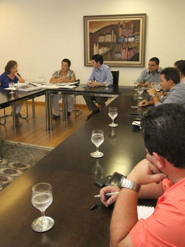 Prefeito Bruno Siqueira coordenou reunião com secretários e parceiros