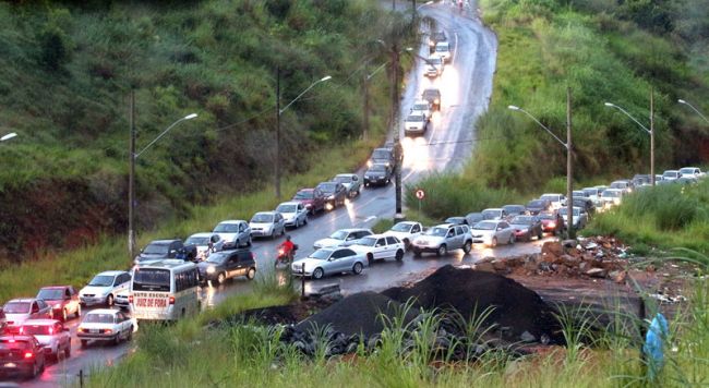 Tráfego ficou lento na Conexão Sul, que faz a ligação entre Bom Pastor, Poço Rico e Granbery