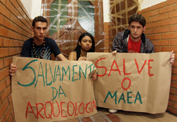 FERNANDO PRIAMO Estudantes manifestam na sala que abriga acervo