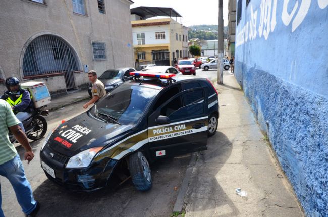 Olavo Prazeres/05-07-13 Veículo foi atingido na Rua Doutor Villaça, no Poço Rico