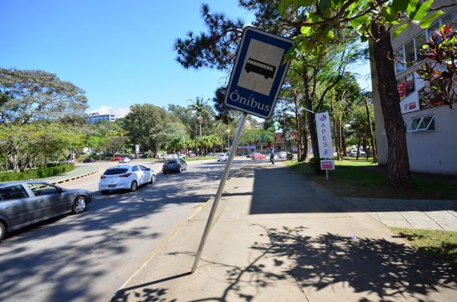 Placa foi danificada no acidente da UFJF