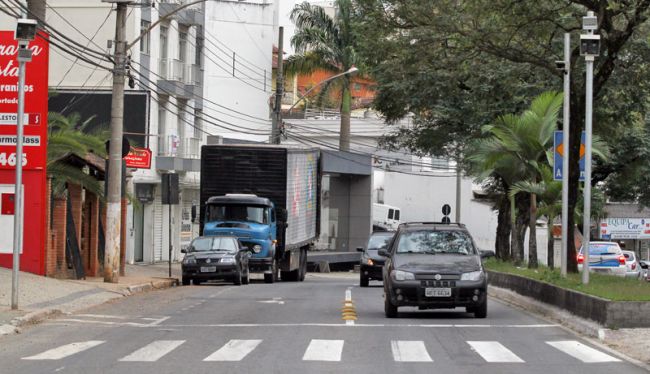Já na Japiassu Coelho com Tom Fagundes, onde existe radar em teste, faixa está totalmente visível