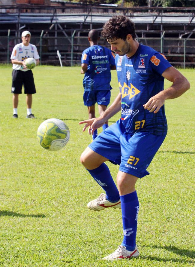 Leonardo Costa Wesley Ladeira, autor do gol que abriu o caminho para a vitória do Tupi na quarta-feira (28)