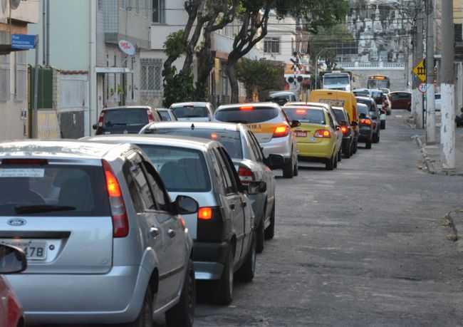 Veículos se acumulam na Rua Pinto de Moura, no Poço Rico