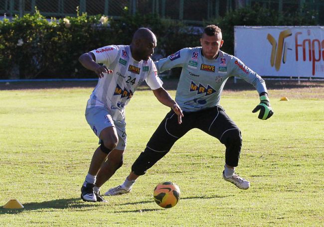 O jovem goleiro Victor Souza e Ademilson