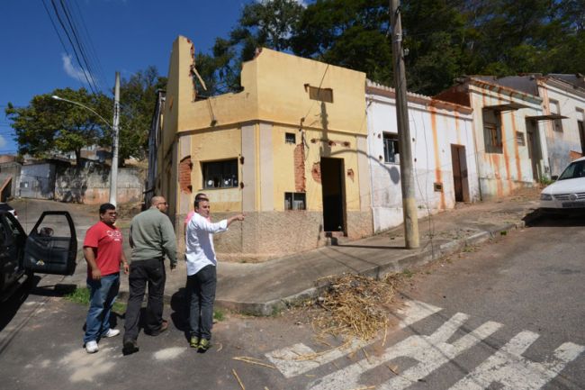 Marcelo Ribeiro/23-08-13 Equipe de policiais foi acionada à Rua Mariana Evangelista, onde casas são usadas por crackeiros