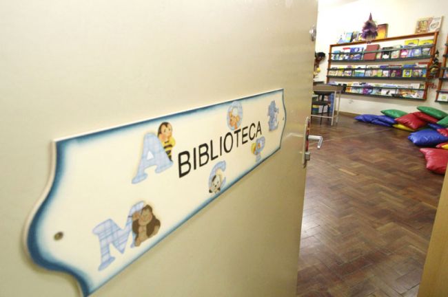Felipe Couri/16-08-13 Com a porta entreaberta, biblioteca estava vazia
