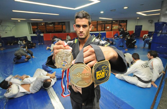 Marcelo Ribeiro Lutador com as medalhas conquistadas em 2011