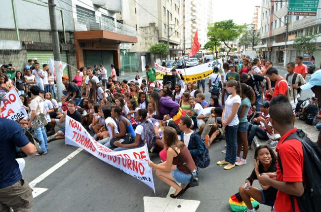 Jovens foram para a Rio Branco com faixas