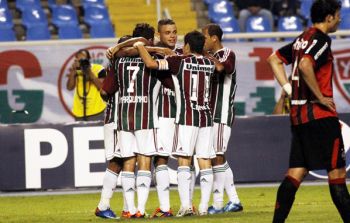 Jogadores do Flu se abraçam após primeiro gol